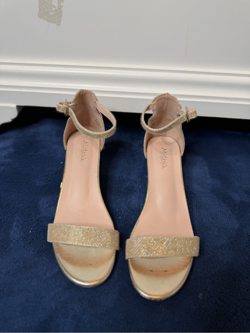 Motasha Girls Gold Glitter Low Heel Dress Sandals – Size 3